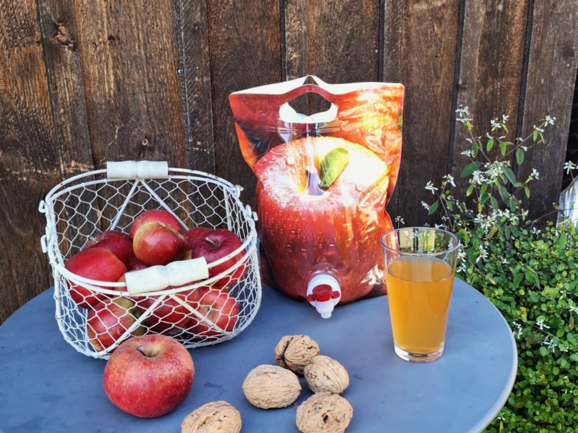 Geniessen Sie ein Glas Apfelsaft von der Riedweid.