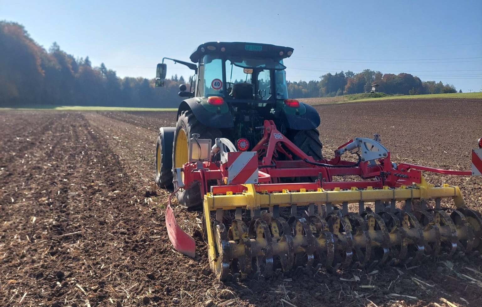Mit dem Grupper werden Erntereste mit Erde verschmischt – so entsteht neuer Humus.