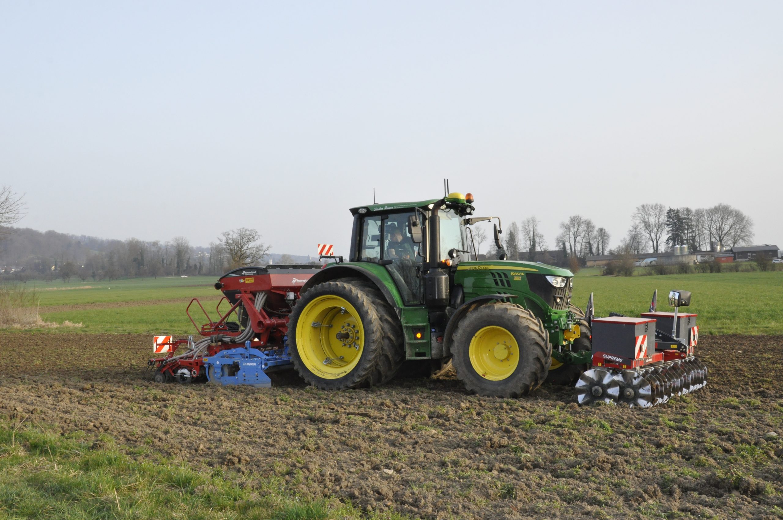 Es ist so weit: Saat von Gelbweizen.