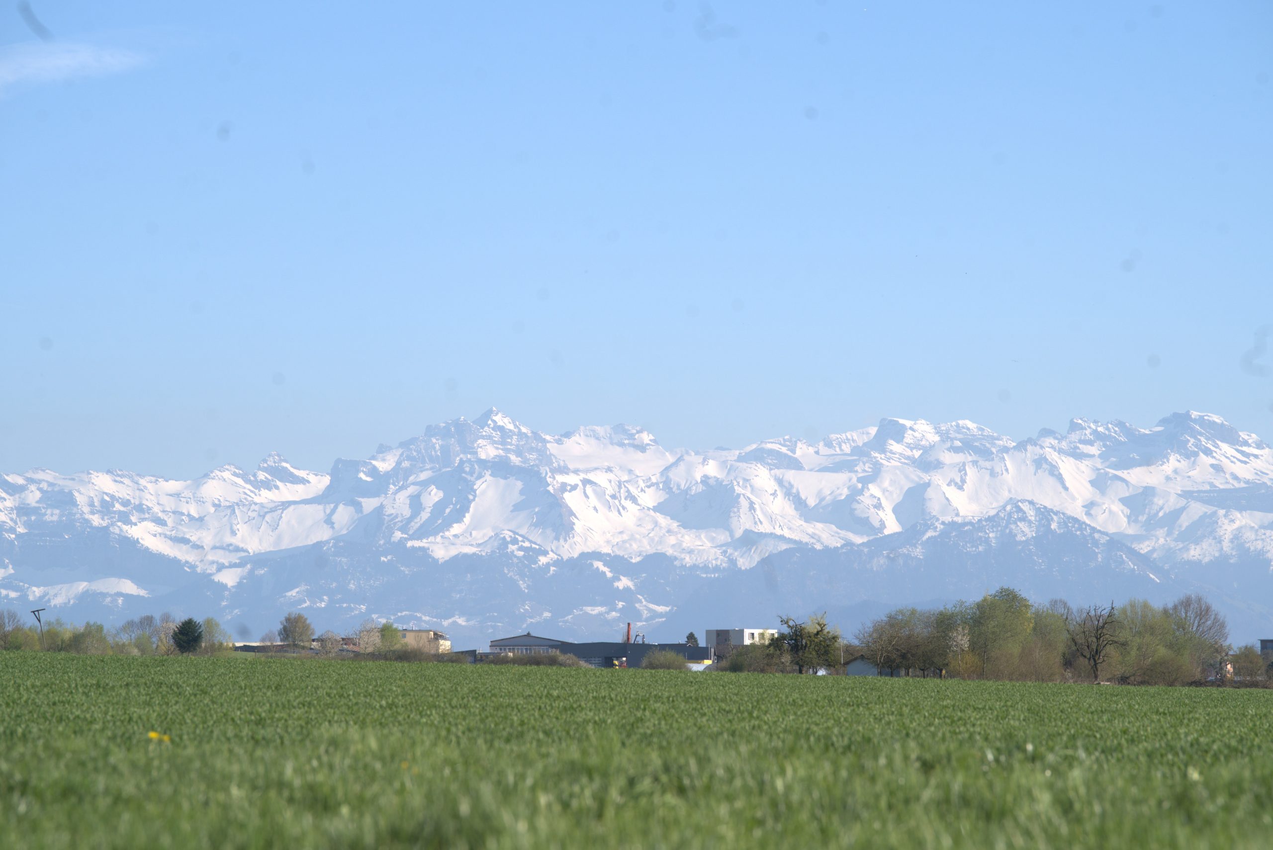 Wunderbare Aussicht vom Hof Riedweid auf die Innerschweizer Berge.